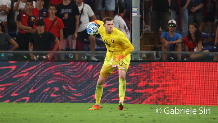 Gudmundsson e Martinez tengono a galla il Genoa influenzato, ma a Bologna la decide ancora il recupero ed è 1-1