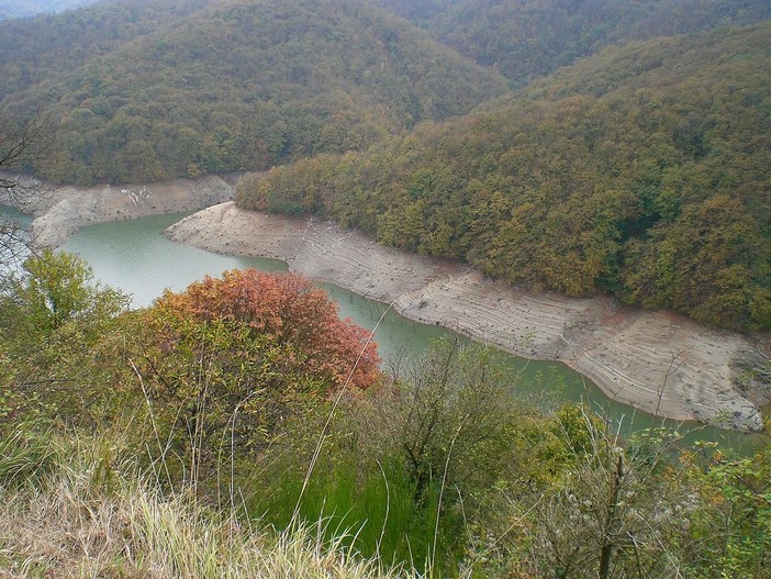 Tragedia a Busalletta, sessantenne trovato morto dentro al lago