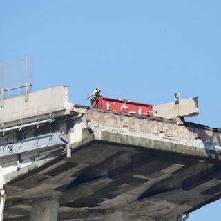 Demolizione Morandi, la caduta delle barriere Jersey dalla pila 8