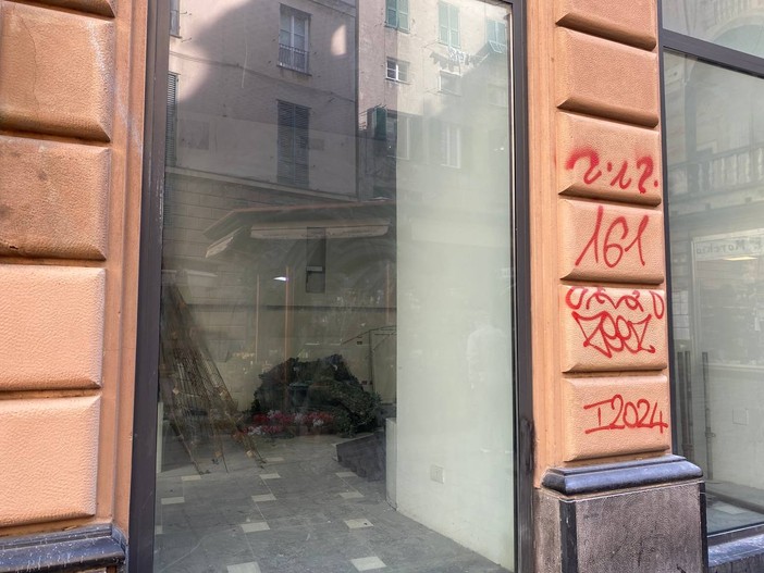 Store del Genoa in piazza Banchi, la corsa contro il tempo per aprire entro Natale