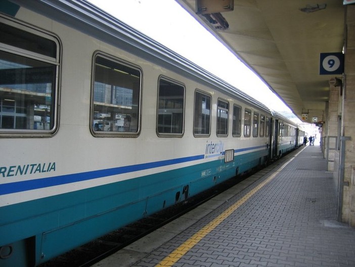 Treni: circolazione rallentata per mareggiate, rami e detriti sui binari