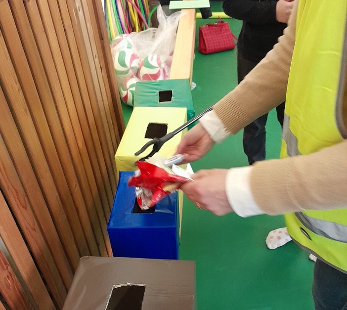 A scuola di riciclo, le volontarie di 'PuliAmo la Foce' hanno incontrato i bambini della Barrili