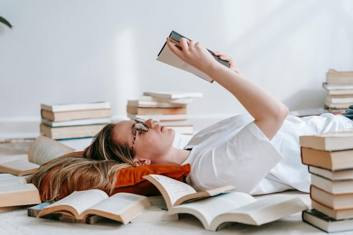 Il migliore amico dell’estate è un buon libro: ecco quali sono i dieci titoli più venduti a luglio