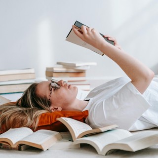 Il migliore amico dell’estate è un buon libro: ecco quali sono i dieci titoli più venduti a luglio