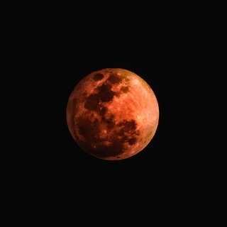 La &quot;Luna di Sangue&quot;: occhi al cielo per l'eclissi totale più lunga del secolo