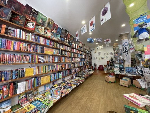 Sotto l'ombrellone, ai piedi di un albero o sul divano: i consigli di lettura dei librai del centro storico