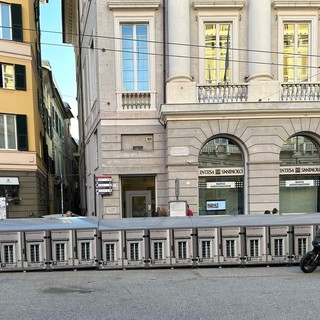 La 'muraglia' di cassonetti. Foto da Genova contro il Degrado