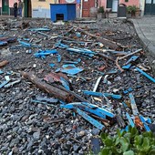 Mareggiata a levante, distrutto il gozzo di Sant'Antonio ormeggiato a Boccadasse