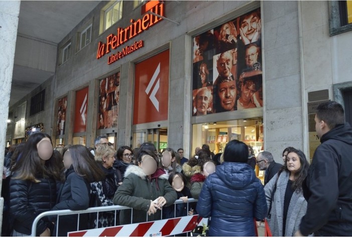 Code fuori dalla Feltrinelli per l'arrivo dei Maneskin