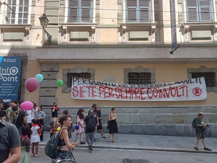 Sgombero del Buridda, attivisti in piazza vestiti a lutto: “Così muore la cultura a Genova”