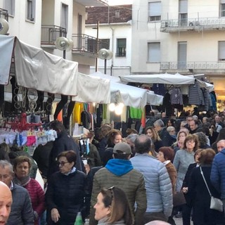 Il mercatino da Forte dei Marmi a Serra Riccò per una domenica di grandi saldi