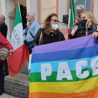 Una piazza partecipata e multicolore a manifestare oggi per la pace in De Ferrari (Foto e video)