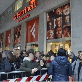 Code fuori dalla Feltrinelli per l'arrivo dei Maneskin