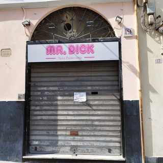 Carenze igieniche e scarafaggi, chiusa la pasticceria sexy Mr.Dick