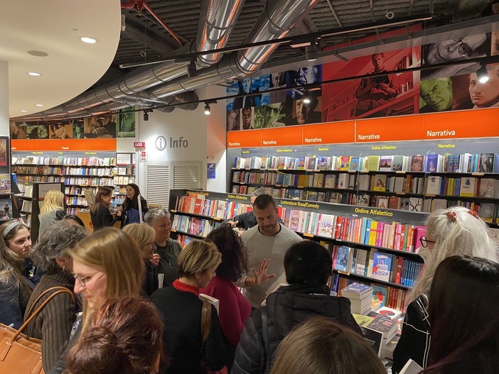 Ironia e commozione alla Feltrinelli di Genova per la presentazione di &quot;Al mare non importa&quot; di Manuel Bova