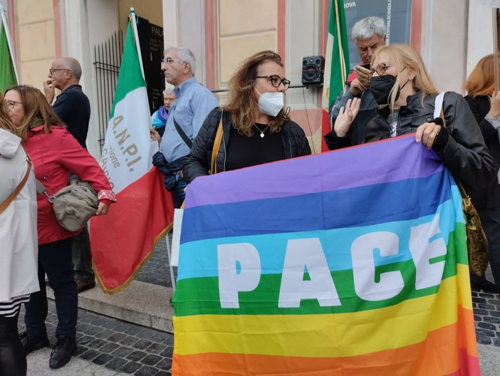 Una piazza partecipata e multicolore a manifestare oggi per la pace in De Ferrari (Foto e video)