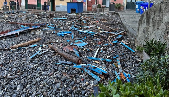 Mareggiata a levante, distrutto il gozzo di Sant'Antonio ormeggiato a Boccadasse