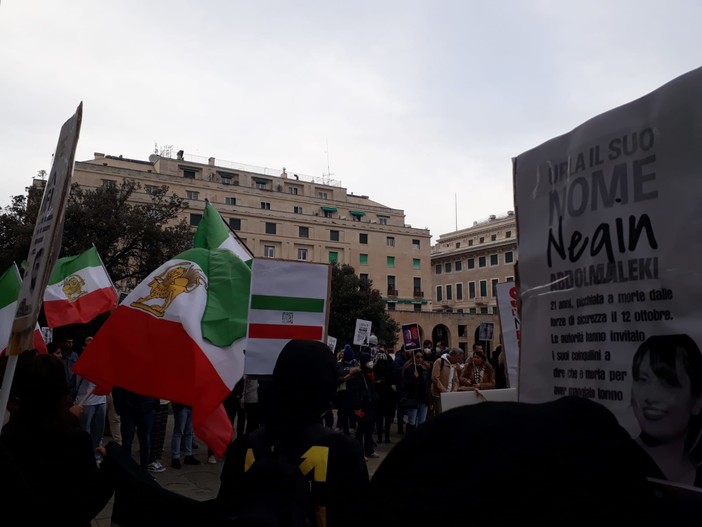 Partita la manifestazione in solidarietà alle rivolte contro il regime in Iran (foto)