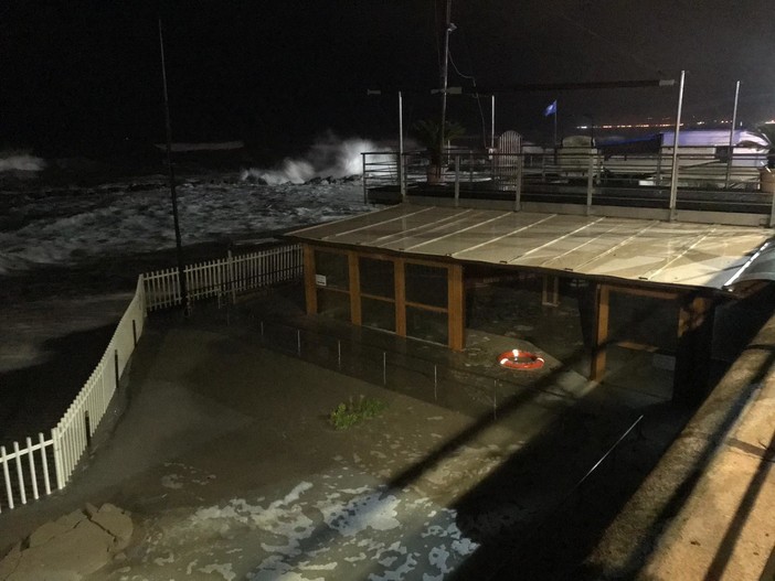 Loano, il mare travolge gli stabilimenti balneari (FOTO)