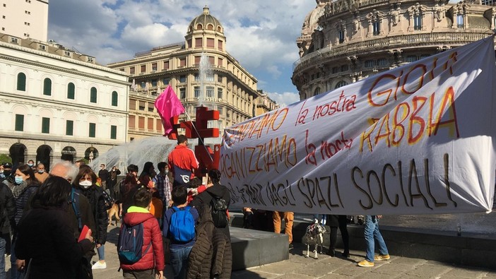 Chiusura dei centri sociali, il grido d’allarme: “Genova non è una città per giovani”