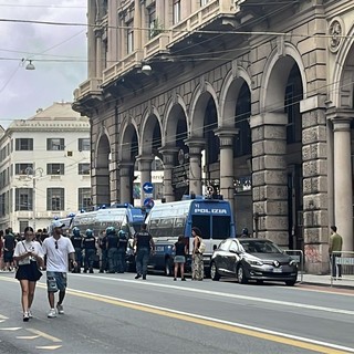 ‘Fuori i fascisti dalle città’: manifestazione in via XX Settembre contro Forza Nuova