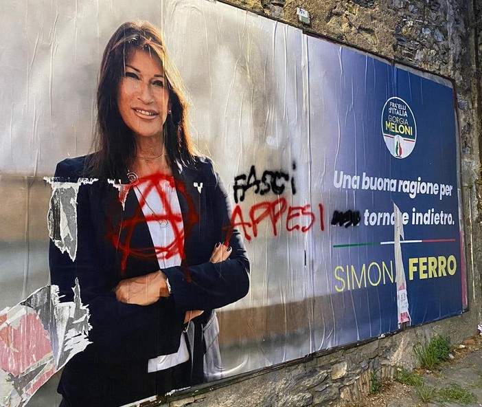 “Fasci appesi”, vandalizzato il manifesto di Simona Ferro. La candidata: “Andrò sempre avanti”. Orlando: “Solidarietà all’assessora”