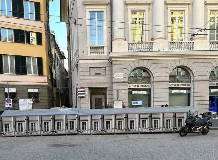 La 'muraglia' di cassonetti. Foto da Genova contro il Degrado