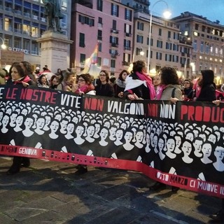 &quot;L'8 marzo è di tuttə&quot;, migliaia in marcia alla manifestazione organizzata da Non una di meno (Foto e video)