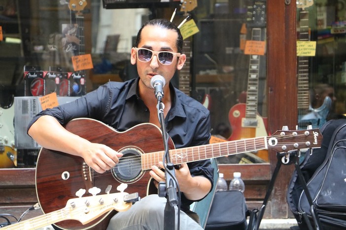 &quot;In caffè veritas&quot;, Mladen in scena in piazza Cinque Lampadi