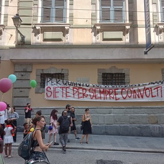 Sgombero del Buridda, attivisti in piazza vestiti a lutto: “Così muore la cultura a Genova”