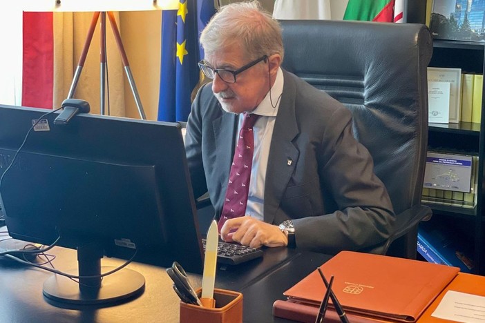 Marco Bucci al lavoro nei nuovi uffici in Regione