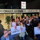 La manifestazione davanti alla sede del consiglio regionale ligure