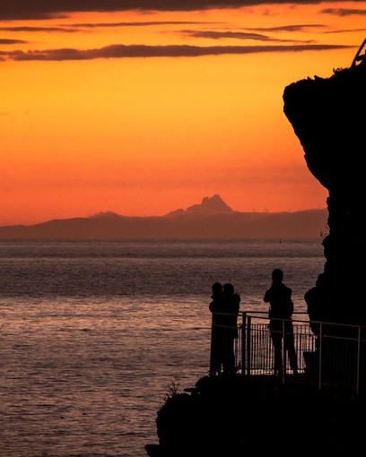 Se da un terrazzo sul mare spunta il Monviso. Scatto impossibile dalle Cinque Terre