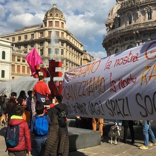 Chiusura dei centri sociali, il grido d’allarme: “Genova non è una città per giovani”