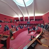 Funerali di Benedetto XVI, in consiglio comunale un minuto di silenzio, ma quattro consiglieri abbandonano l'aula