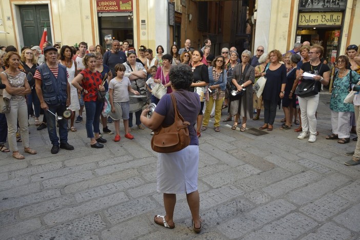 In piazza con pentole e coperchi contro il registro delle famiglie (sposate) del Comune