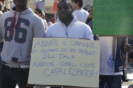 &quot;Genova Porto Umanità&quot;: più di mille in corteo contro il razzismo (FOTO e VIDEO)