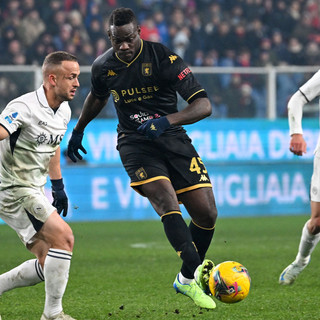 Balotelli in azione contro il Napoli (foto Gabriele Siri)