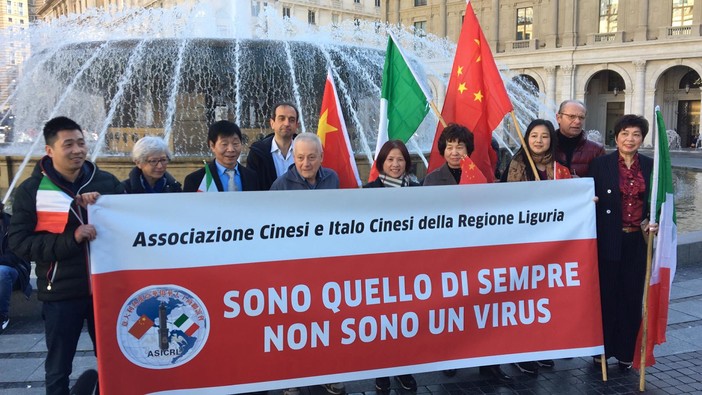 Comunità cinese in piazza De Ferrari: &quot;Non siamo dei virus&quot; (FOTO e VIDEO)