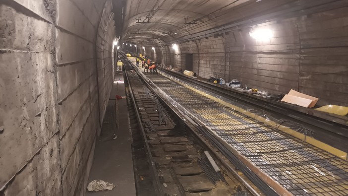 Metropolitana, proseguono i lavori di sostituzione dei binari (Foto)