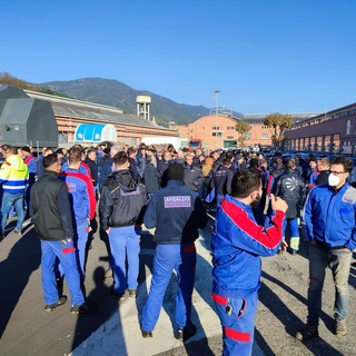 Invalido, usa il cellulare durante il lavoro. Ansaldo minaccia di espellerlo. E scatta lo sciopero