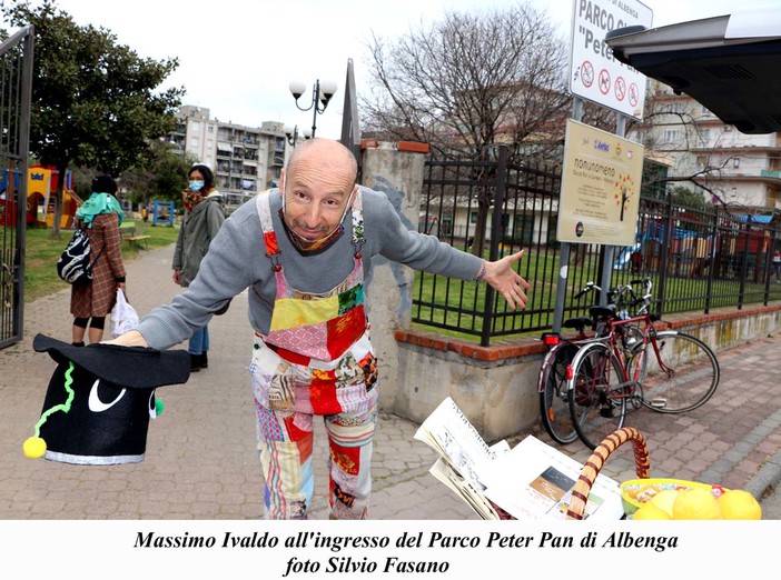 Teatri chiusi per Covid: l'attore Massimo Ivaldo recita per strada (FOTO e VIDEO)