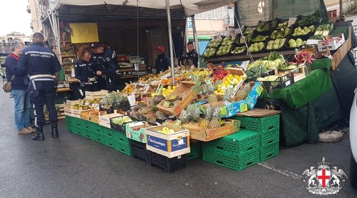 Corso Gastaldi, la municipale sequestra maxi banco di ortofrutta abusivo con lavoratore in nero