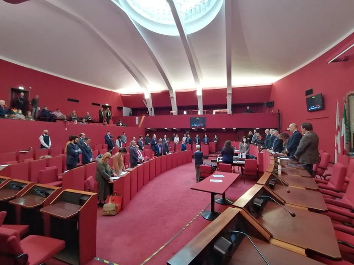 Funerali di Benedetto XVI, in consiglio comunale un minuto di silenzio, ma quattro consiglieri abbandonano l'aula