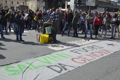 Salvini a Genova, presidio e traffico in tilt alla Stazione Marittima (FOTO)