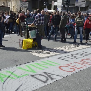 Salvini a Genova, presidio e traffico in tilt alla Stazione Marittima (FOTO)