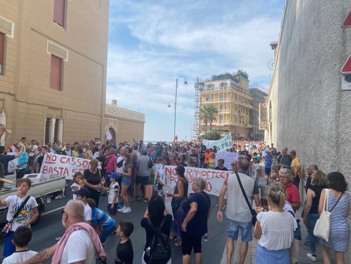 Il Ponente torna a manifestare: 3000 persone in piazza, chiusa l'Aurelia