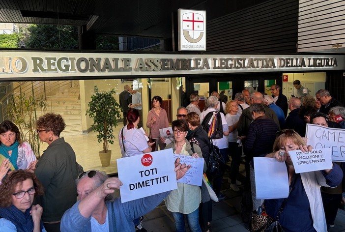 La manifestazione davanti alla sede del consiglio regionale ligure