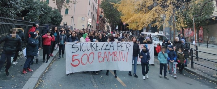 Scuola, 200 tra mamme e bambini manifestano a Certosa contro il degrado della Ludovico Ariosto, botta e risposta Piciocchi-Lodi