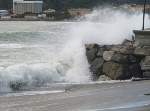 Maltempo, allerta gialla venerdì 4 agosto: temporali dal centro al ponente e nell'interno, mare molto mosso